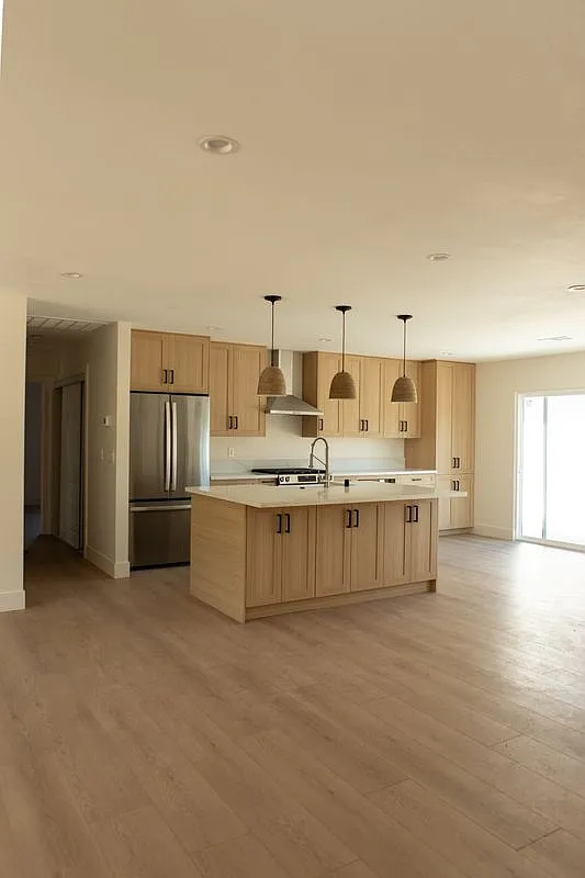 3 bed, 2.0 bath, 1300 sqft, $4,750 — Photo 3