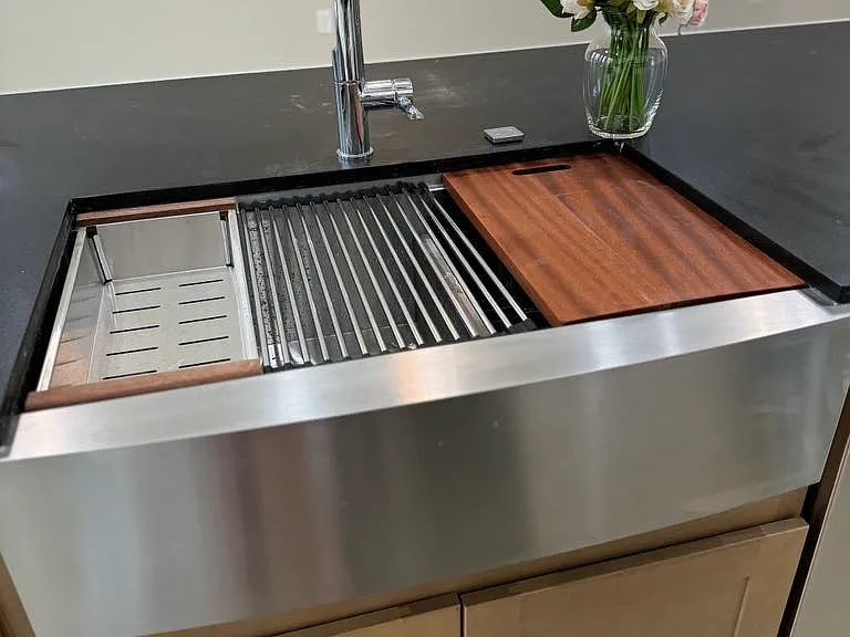 Farmhouse sink includes accessories