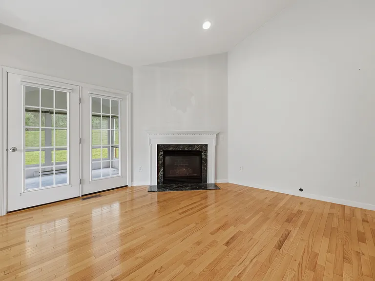 39 Brook Ln — Photo 2