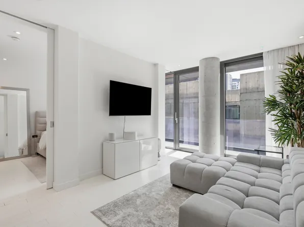 242 Rue Young #705, Montreal, QC H3C 0R7