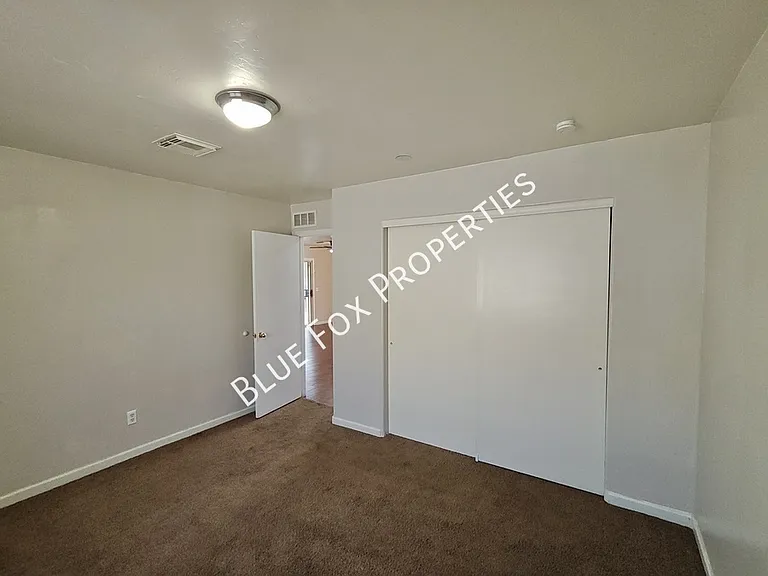 100 E Medina Rd — Photo 11