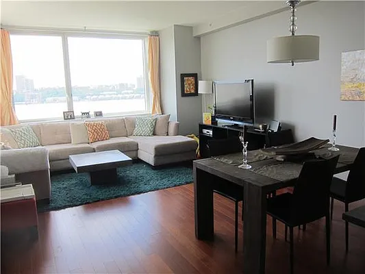 Rented by R New York | media 18