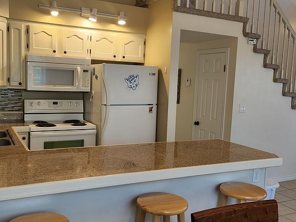5th image of 947 N University Ave APT 10