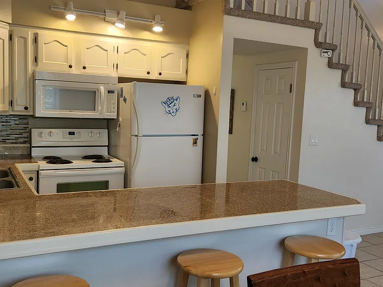 947 N University Ave #10 — Photo 5