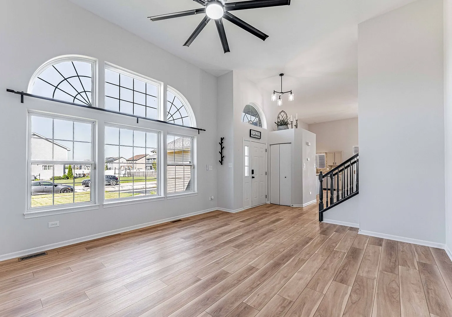 5 bed, 2088 sqft, $3,500 — Photo 3
