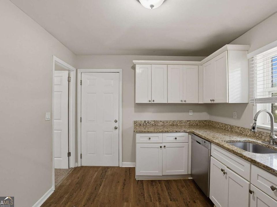 10th image of 748 Amber Pl NW