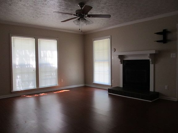 Family room w/fireplace 