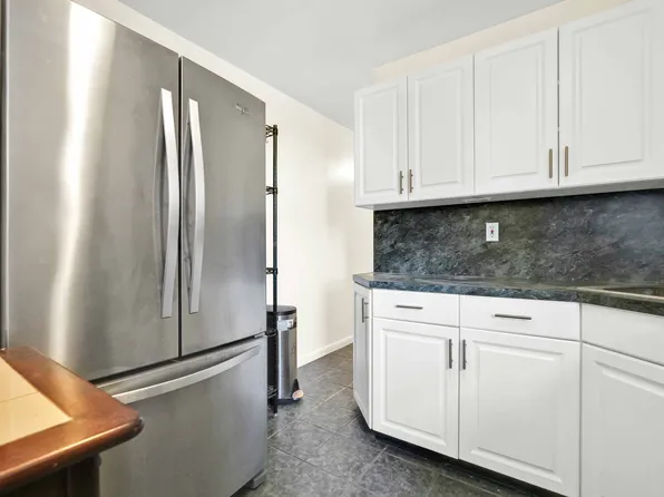 61-20 Grand Central Parkway image 9 of 24