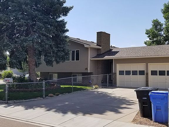 Attached 2 car garage