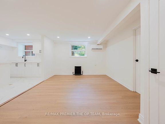 5th image of 299 Quebec Ave #1
