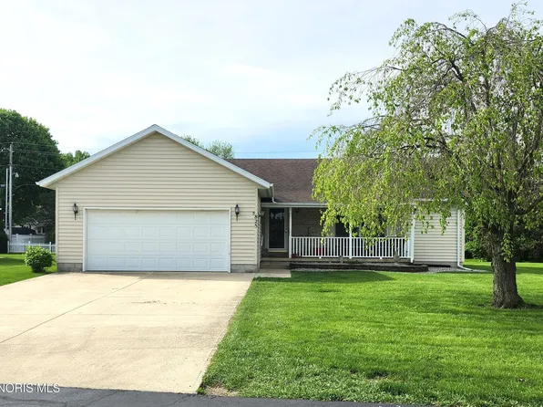825 Oak Ridge Dr, Fostoria, OH 44830