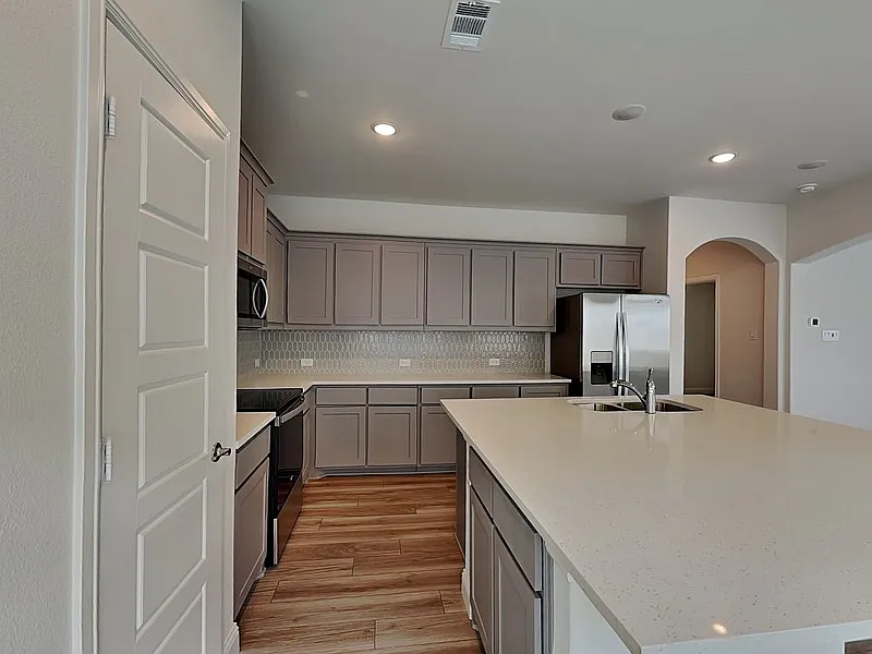 3 bed, 2.0 bath, 1399 sqft, $2,100 — Photo 4
