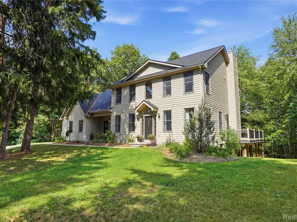 9619 Tree Top Ct, Pinckney, MI 48169