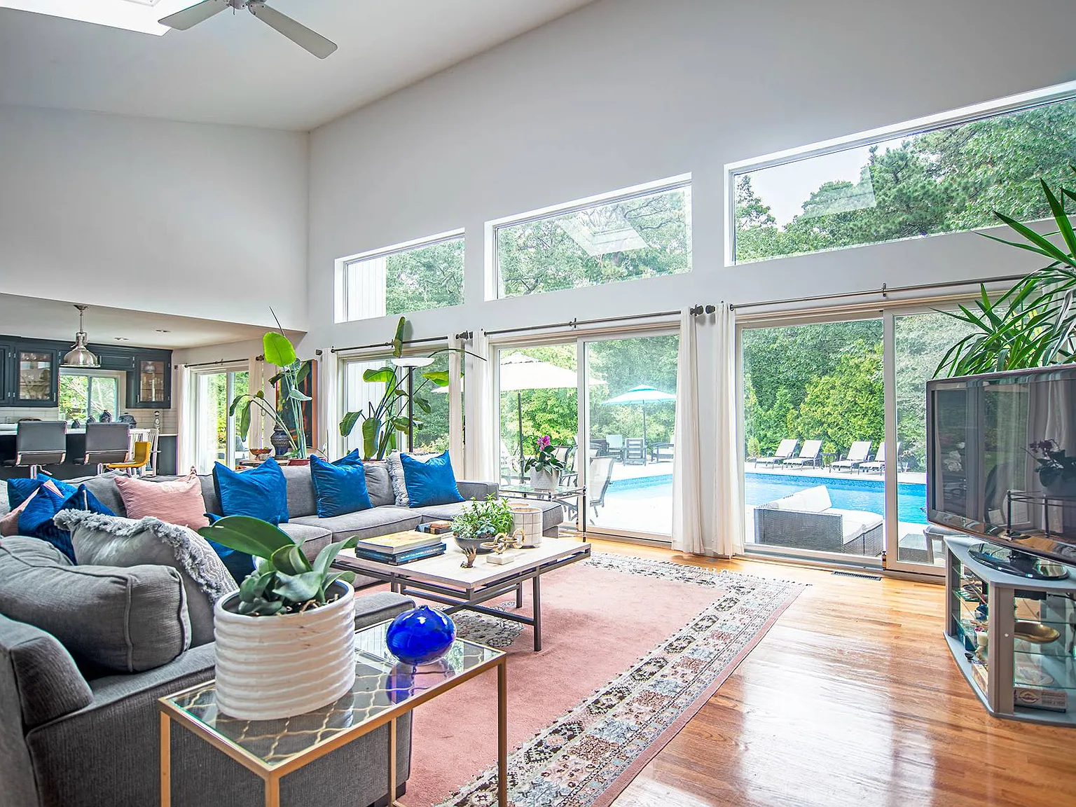 Stylish Contemporary Home with Private deck and Pool! — Photo 3