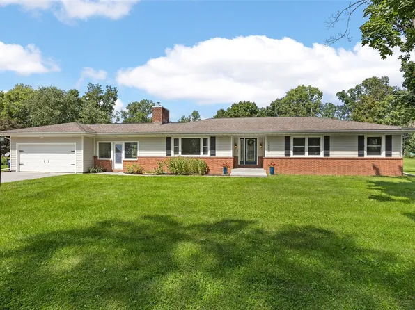 1400 E Knoll Dr, Robins, IA 52328