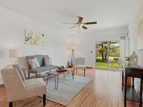 4th image of 954 Hidden Lake Dr