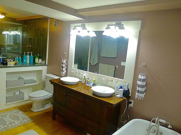 Bathroom 1/master (unit 1)