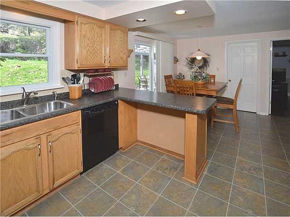 4th image of 3827 Edinburg Dr