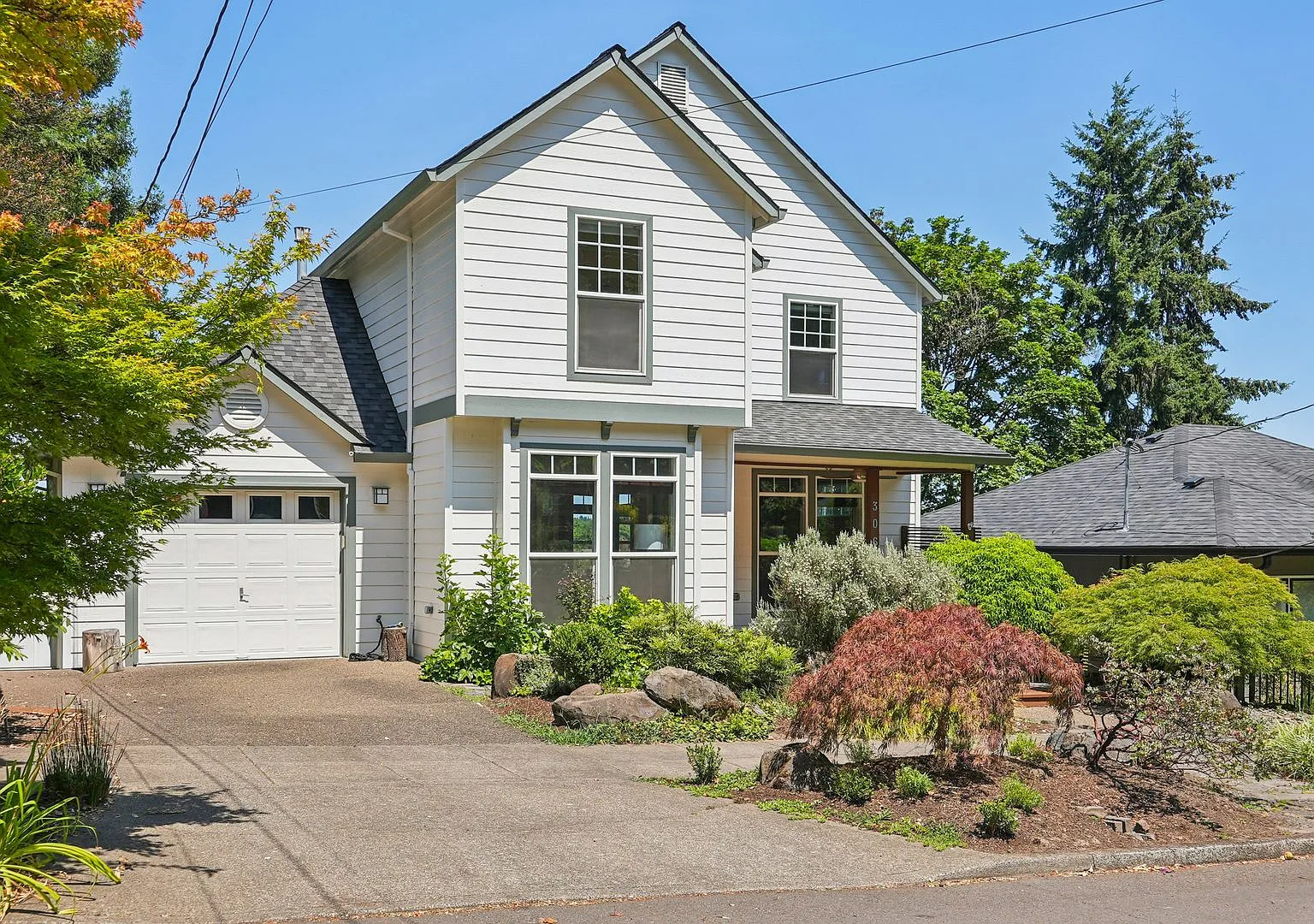 Stunning NW Willamette Heights 3-Level Single Family Home with City Views and Fenced Backyard — Photo 2