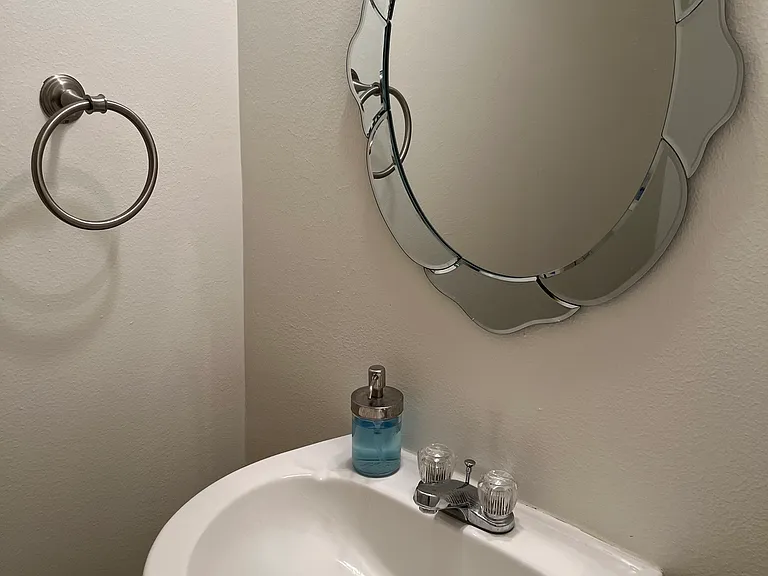806 W Heights Hollow Ln — Photo 8