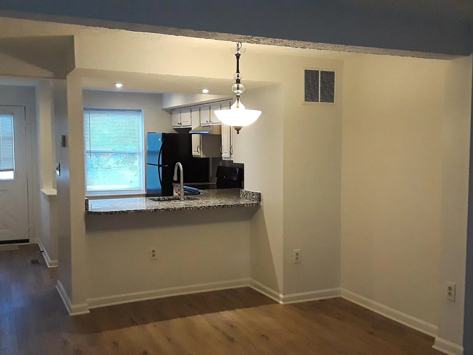 3 bed, 930 sqft, $2,560 — Photo 4
