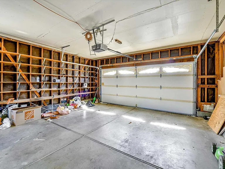 300 Salsbury Dr — Photo 24