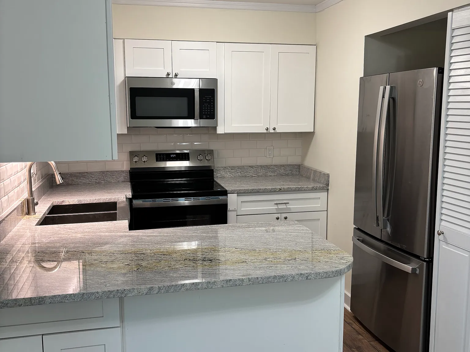 2 bed, 940 sqft, $1,700 — Photo 2