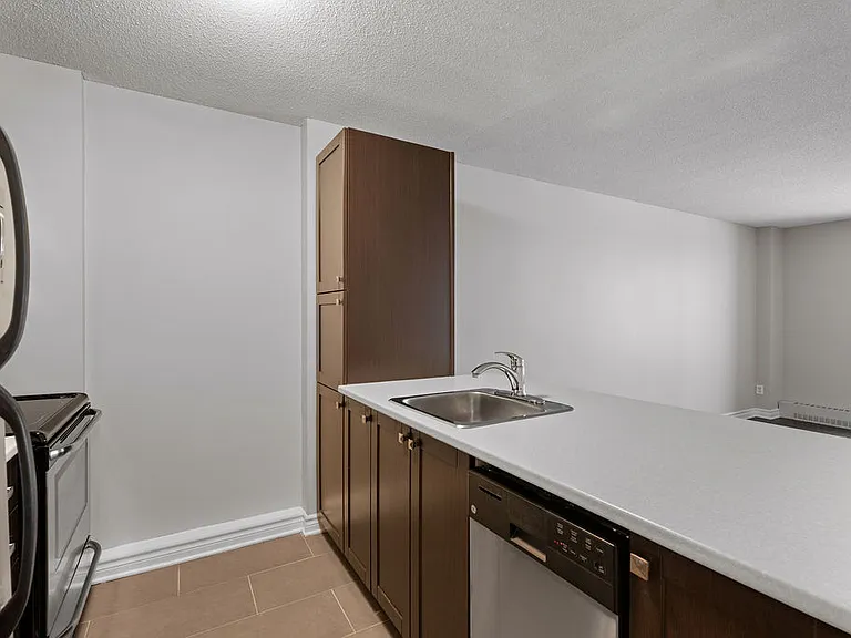 2470 Southvale Cres — Photo 57