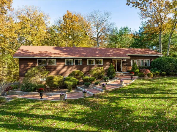 17 Trescott Path, Fort Salonga, NY 11768