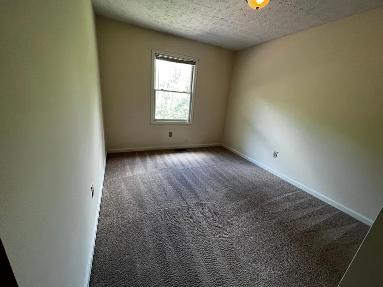 241 Creekside Ct #B — Photo 7