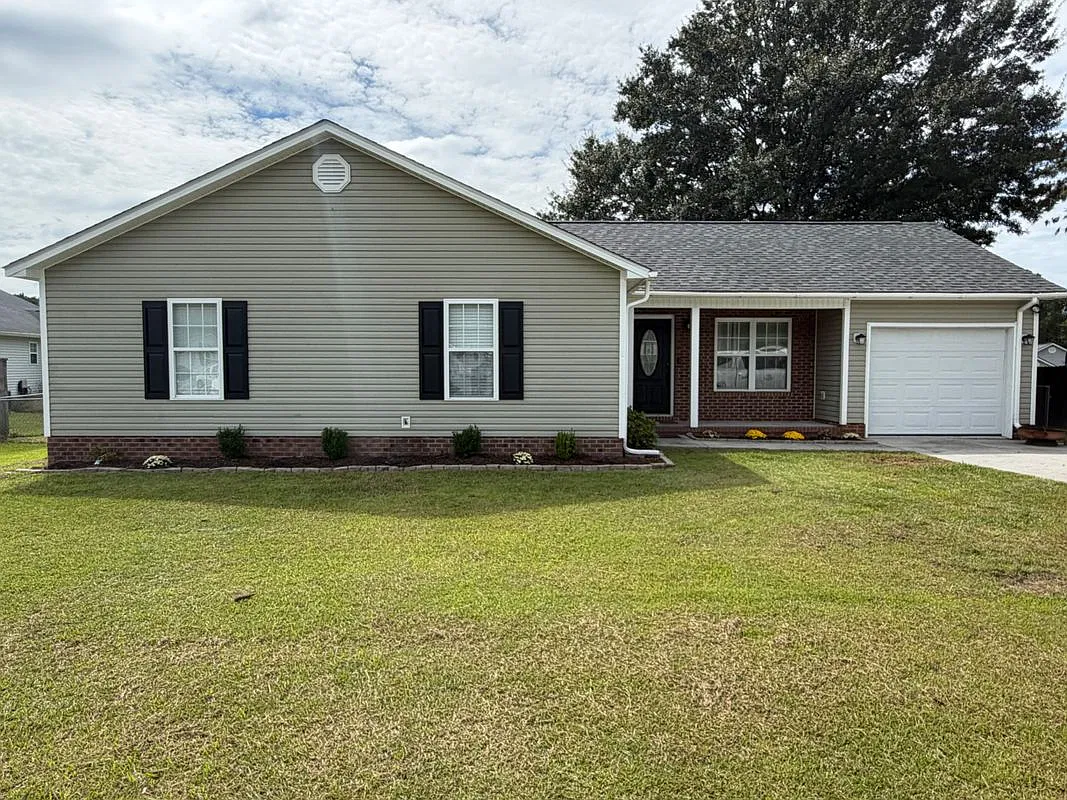 4 bed, 2.0 bath, 1417 sqft, $1,900 — Photo 1