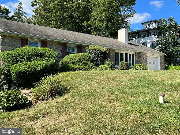 319 Meetinghouse Ln — Photo 2