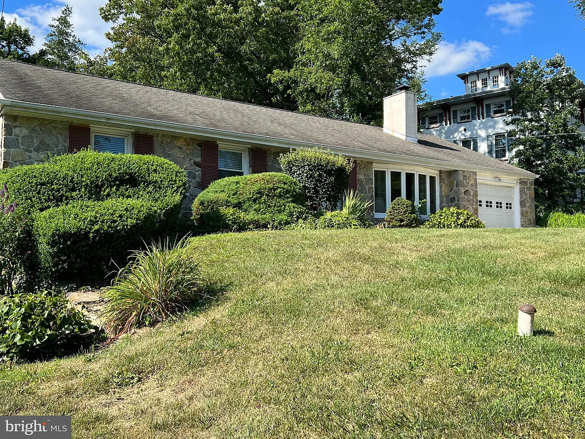 Building Photo - 319 Meetinghouse Ln