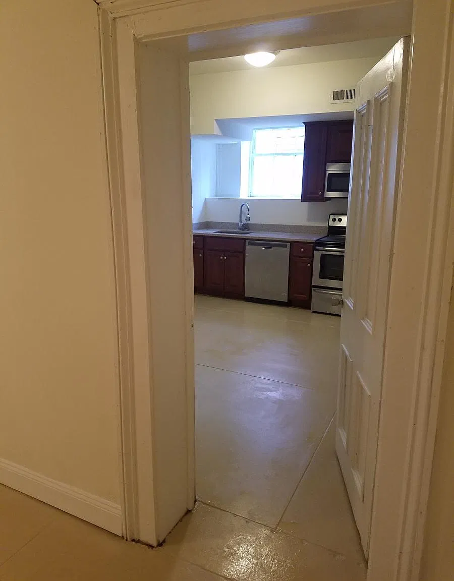 129 S Sycamore Street — Photo 3