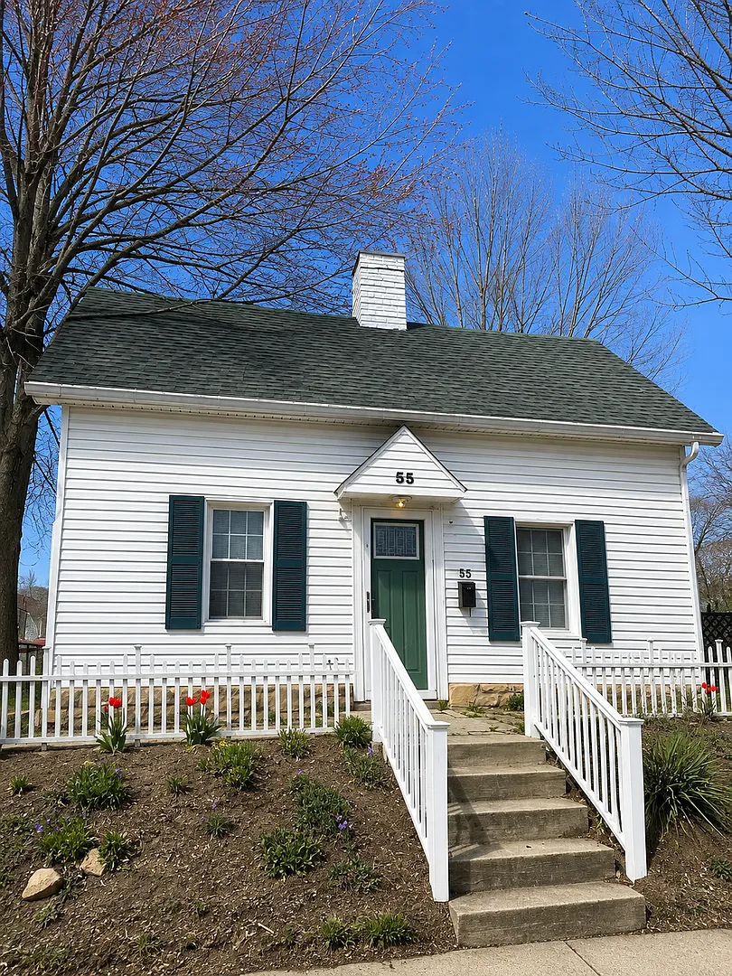 Charming 2-Bedroom Home Near Downtown Delaware! — Photo 1