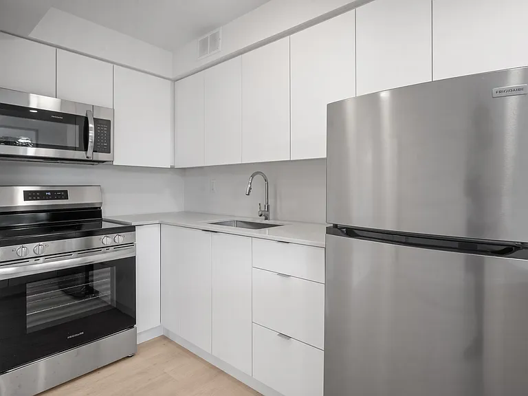 33 Erskine Ave — Photo 31
