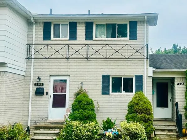 209 N Christine Cir, Mount Clemens, MI 48043