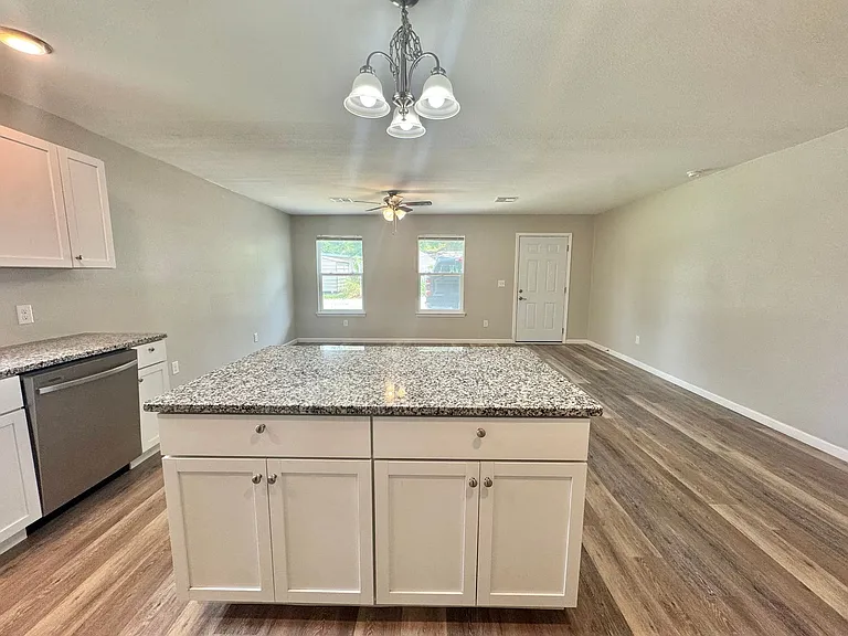 1007 N Quincy Ave — Photo 9
