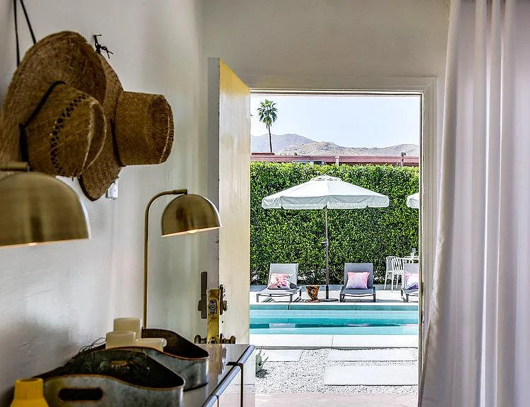 Studio Pool View