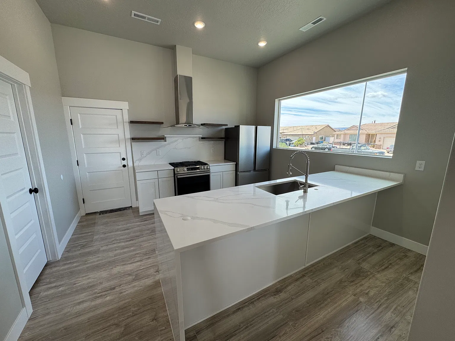854 Crystal Dr — Photo 4