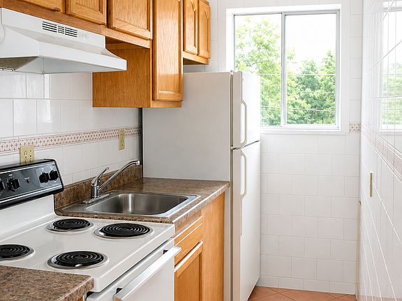 Hardwood 1-Bedroom (Unit 101)
