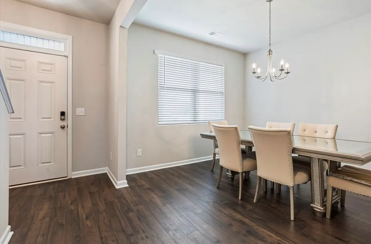 5 bed, 2721 sqft, $850 — Photo 3