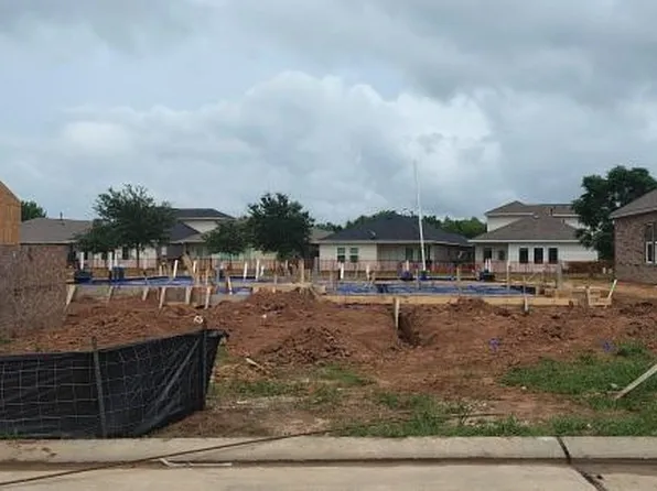 119 Water Grass Trl, Clute, TX 77531