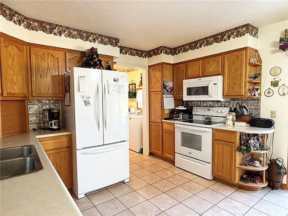 3rd image of 211 Poskin Avenue
