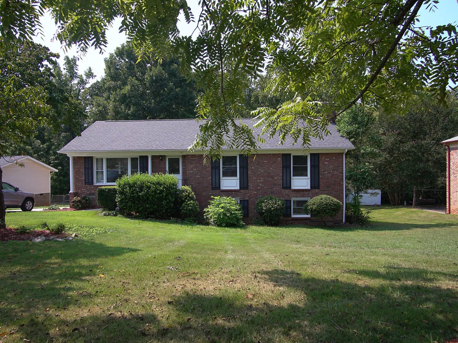 4 bed, 2328 sqft, $4,500 — Photo 2