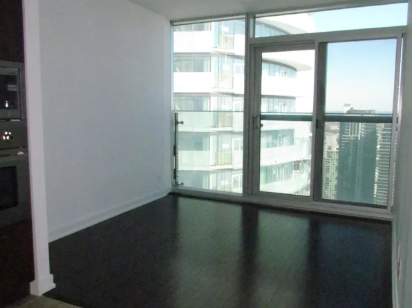 12 York St #5310, Toronto, ON M5J 0E4