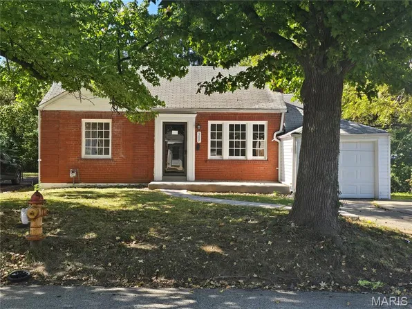 309 Newell Dr, Saint Louis, MO 63135
