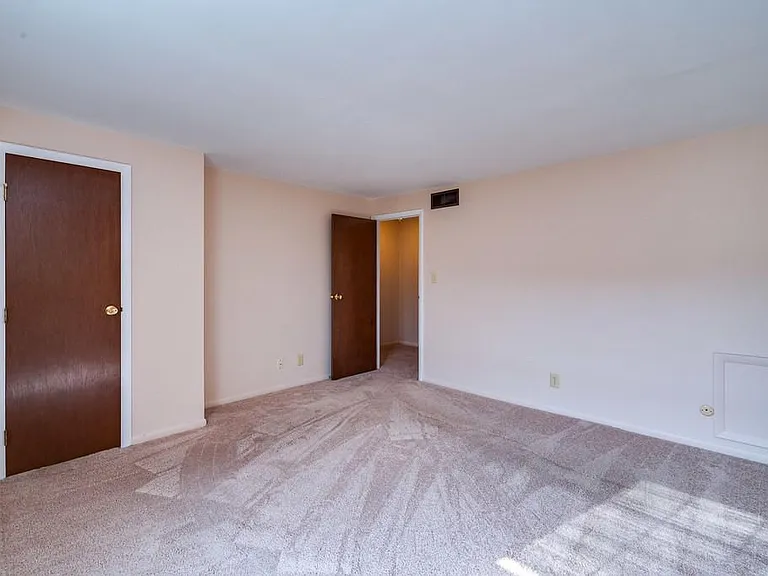1123 Charleston Ct — Photo 8