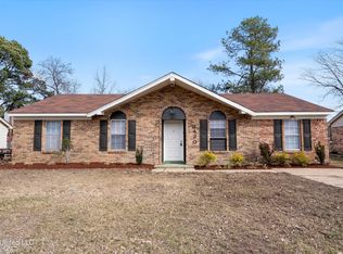 6420 Greenbriar Dr, Horn Lake, MS 38637