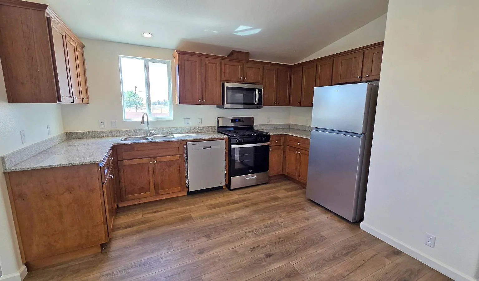 3 bed, 2.0 bath, 730 sqft, $1,250 — Photo 1